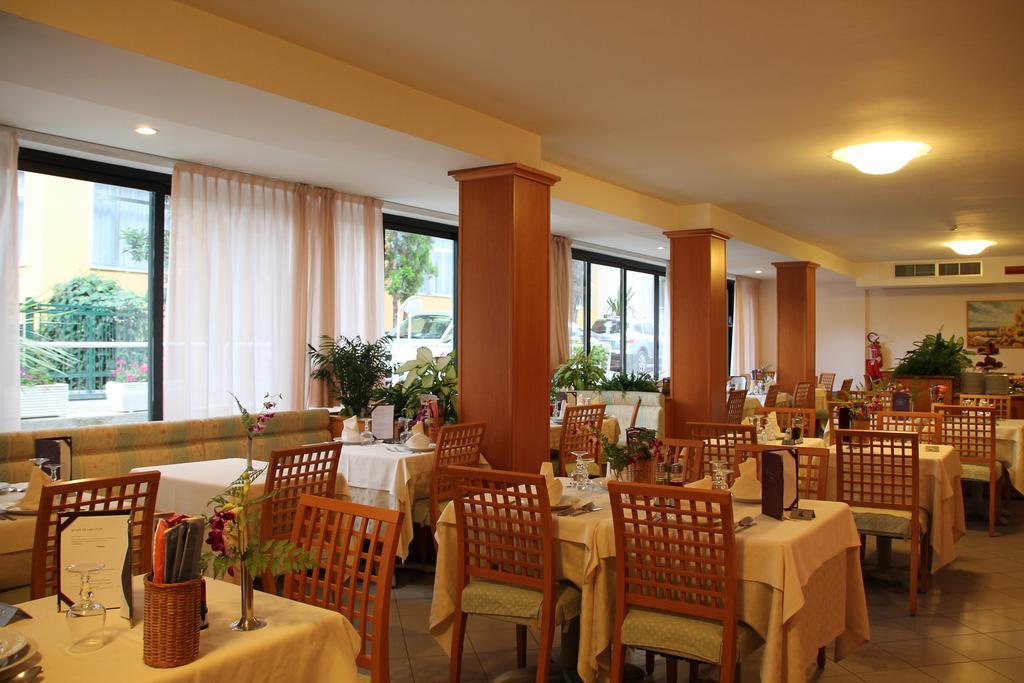 Hotel Helios Diano Marina Exteriér fotografie