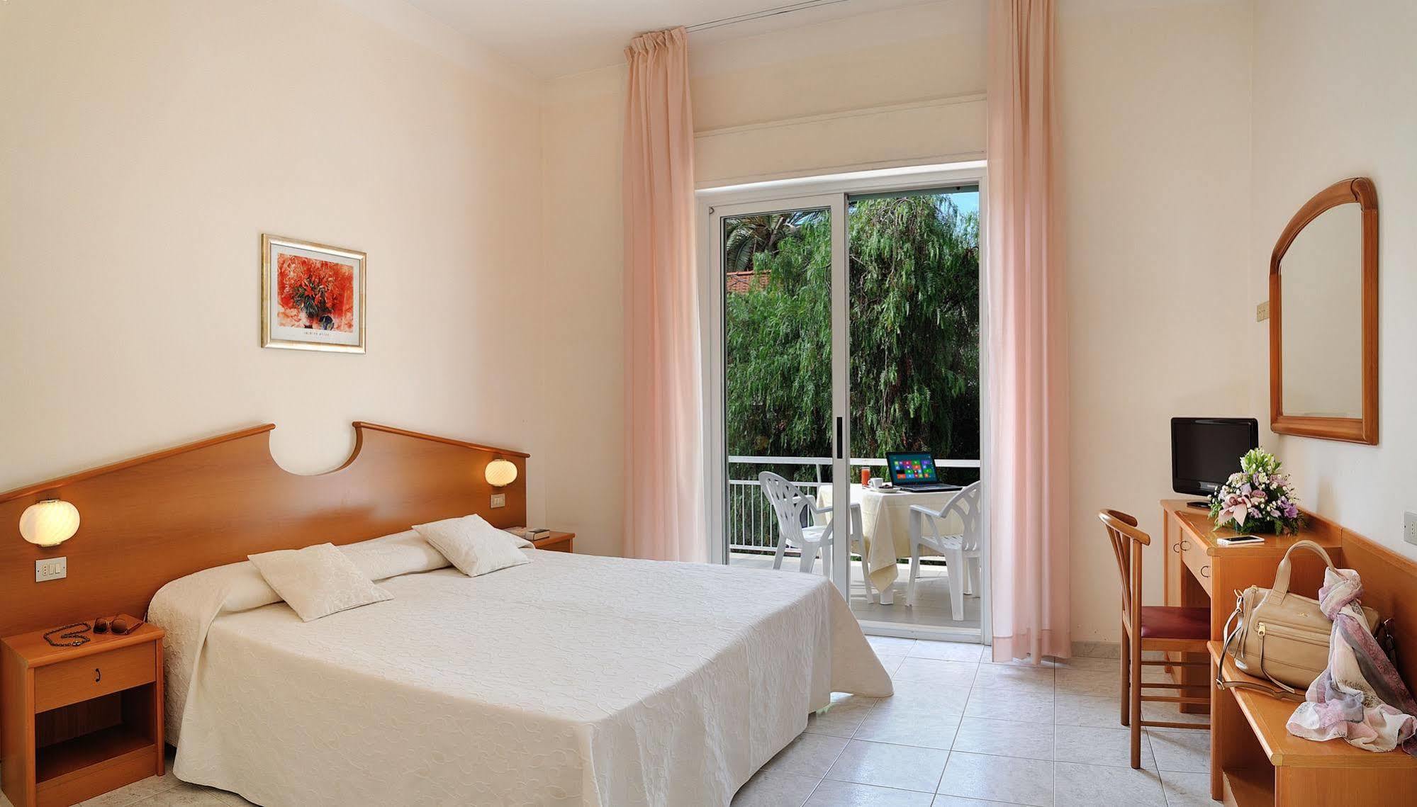Hotel Helios Diano Marina Exteriér fotografie
