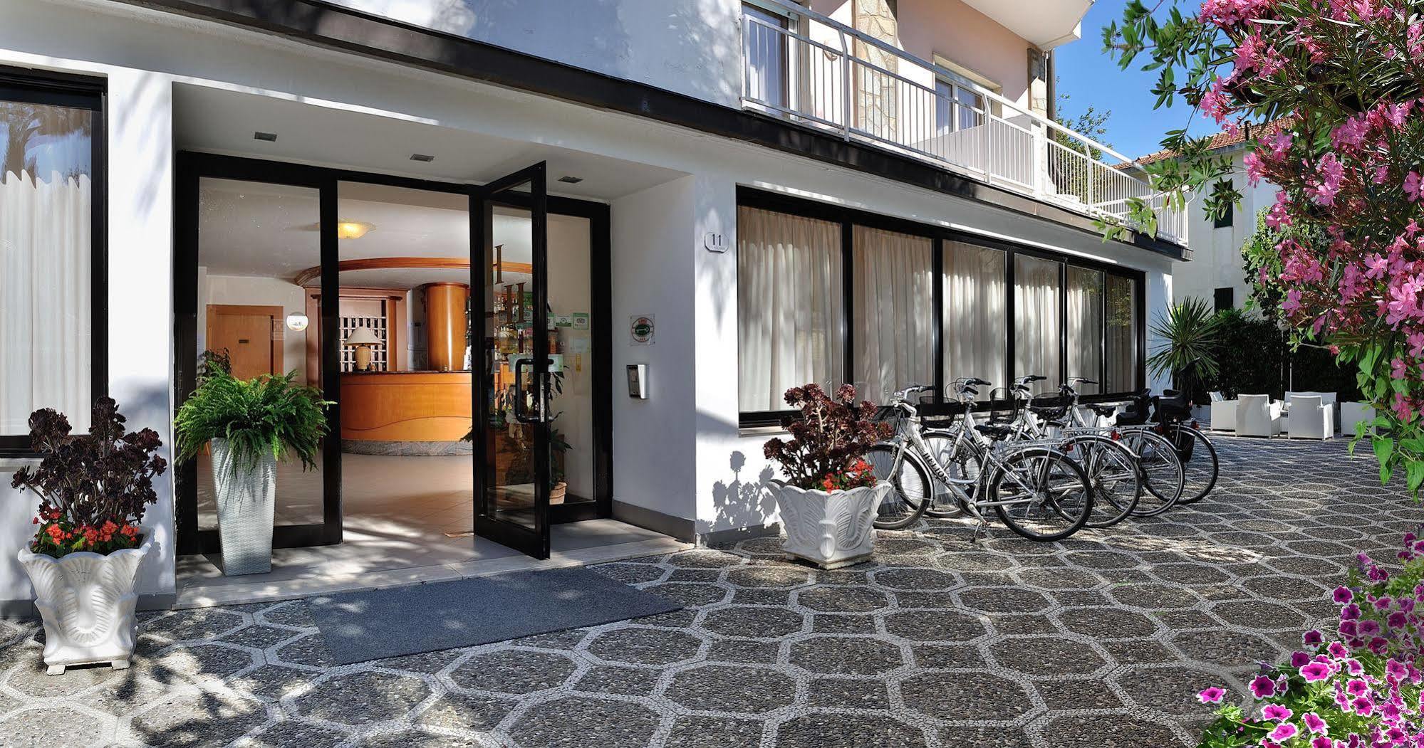 Hotel Helios Diano Marina Exteriér fotografie